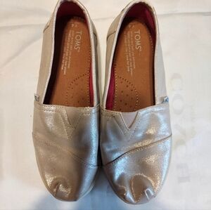 TOMS Youth Women's Shimmering Gold Flats,  Size 4 Trendy Comfortable